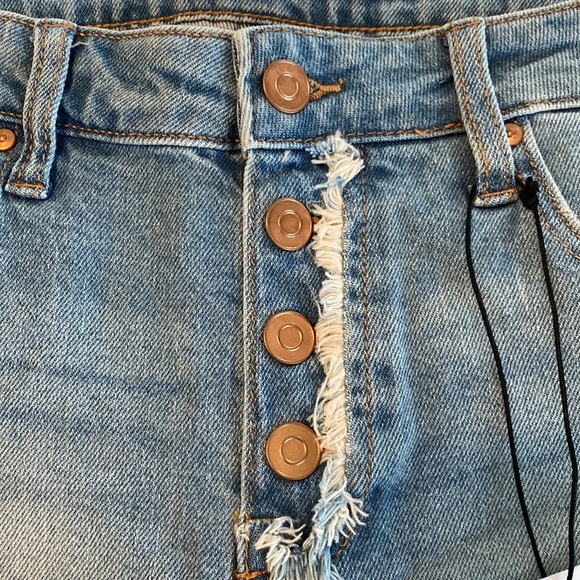 Celebrity Pink Mid Rise The Sugar Distressed Jeans Shorts Size 9 / 29 - Picture 2 of 10